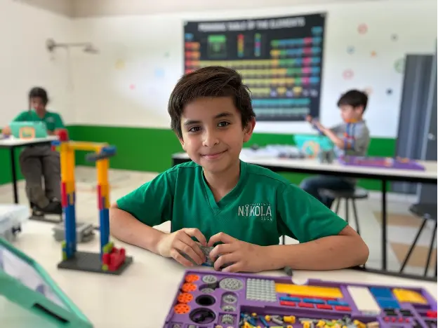 niño en clase de robótica